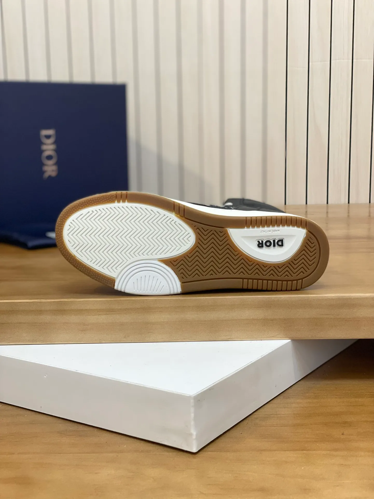 Men's shoes: 💰P460¥ Product trademark: Dior* "Dior*" high-top casual shoes Regular size: 38-44 (can be customized to 45.46) Product materials: Upper imported cowhide stitched with original fabric, breathable lining, original outsole. Number: 1006